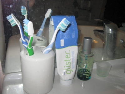 Мы используем щетки и зубную пасту GLISTER